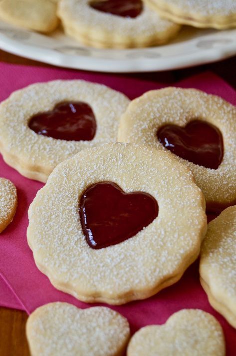 British Biscuit Recipes, English Biscuits, British Biscuits, Jammy Dodgers, English Recipes, Biscuit Sandwich, British Baking Show, Shortbread Biscuits, Jam Cookies