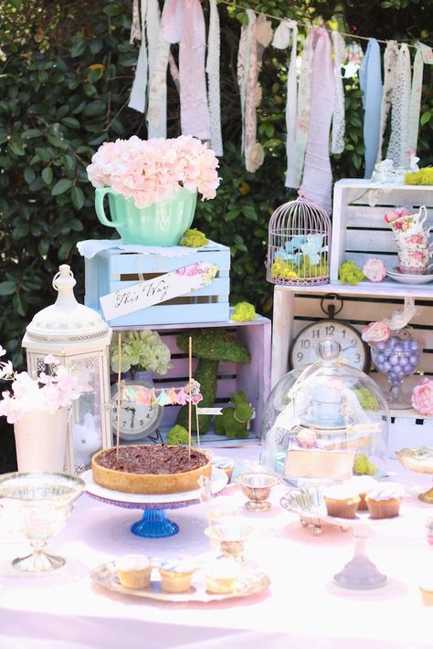 Baby Shower Elegante, Fiesta Shower, Baby Shower Snacks, Shabby Chic Birthday, Shabby Chic Party, Alice In Wonderland Tea Party Birthday, Shabby Chic Baby, Baby Shower Vintage, Chic Baby Shower