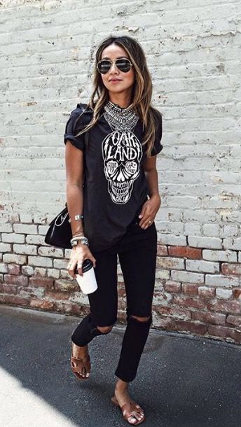 Tshirt and statement necklace Ripped Jeans Ideas, Sincerely Jules, Mode Casual, Edgy Chic, Trendy Summer Outfits, Outfit Jeans, Rocker Chic, Looks Black, Looks Street Style