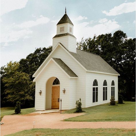 White Chapel, White Church, Small Chapel, Small Church 𝒥𝑒𝓃𝓃𝒾𝒻𝑒𝓇 𝐵𝑜𝓇𝓉𝒽𝓌𝒾𝒸𝓀 𝐻𝑜𝓇𝑜𝓌𝒾𝓉𝓏 on Instagram: “Happy Sunday from our Family Chapel here at Thistle Hill Ranch 🌿 Seeing this 4 year dream of mine, to bring back the church, to our “Old…” Little White Church Wedding, Bloxburg Church, Small Church Design, Family Chapel, Chapel Design, Event Venue Design, Chapel In The Woods, Small Chapel, Church Building Design