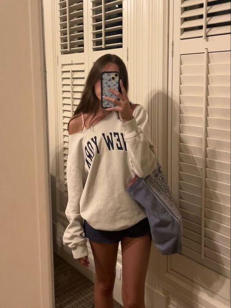 Aesthetic Outfits Inspo Summer, Off Shoulder Tee Outfit, Sorority Outfits Casual, East Coast Summer Aesthetic Outfit, Summer School Outfits Aesthetic, Outfits With Grey Shorts, Simple Everyday Outfits Summer Casual, Gray Tshirt Outfits, Brandy Summer Outfits