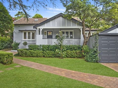 California Bungalow architectural style in Australia California Bungalow Australian, Rendered Houses, Californian Bungalow, Bungalow Floor Plans, California Bungalow, Bungalow Renovation, Bungalow Exterior, Bungalow Homes, Bungalow Style