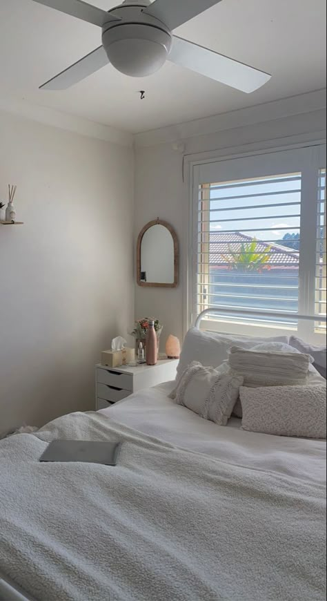 Basic Aesthetic Room, Spring Room Aesthetic, Beachy Room Decor, Stylish Bedroom Decor, Beachy Room, Chic Bedding, Coastal Vibes, Redecorate Bedroom, Minimalist Room