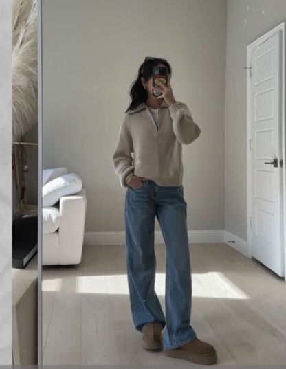 #uggtazz #halfzip #hoddie #ugg #baggyjeans Baggy Pants With Uggs, Beige Half Zip Sweater Outfit, Baggy Jeans And Uggs Outfit, Beige Uggs Outfit, Baggy Jeans And Sweater, Half Zip Up Sweater Outfit, Tazz Outfit, Aesthetic Baggy Outfit, Half Zip Sweatshirt Outfit