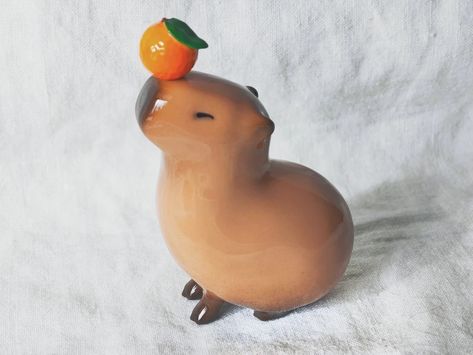 Cute Clay Capybara, Capybara Clay Sculpture, Capybara Pottery, Air Dry Clay Capybara, Clay Kids Ideas, Capybara Polymer Clay, Polymer Clay Capybara, Cute Animals Clay, Useful Clay Projects Diy