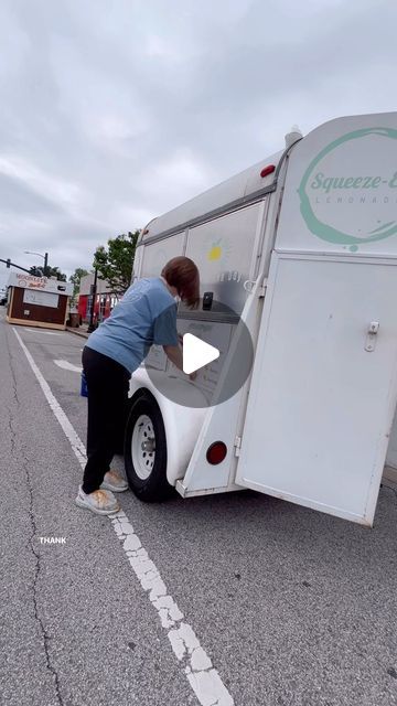 Elizabeth Williams on Instagram: "Lemonade season is in full swing and it’s time to sell over 1,000 lemonades in 2 days to pay for pharmacy school! 

Check out lemonade univeristy if you are looking to start your own mobile beverage business" Lemonade Trailer, Lemonade Truck, Lemonade Business, Vintage Lemonade, Mobile Bartending, Pharmacy School, Money Life, Oak Barrel, Money Life Hacks