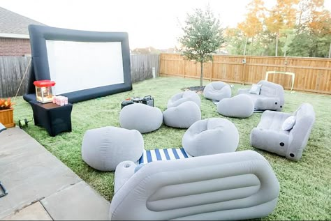 Outside Movie Night, Backyard Movie Night Ideas, Movie Night Seating, Night Houston, Backyard Movie Night Party, Diy Backyard Movie Night, Backyard Christmas, Diy Backyard Movie, Movie Night Party Ideas