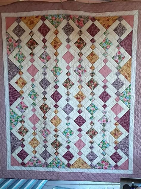 Quilt As You Go - Beautiful colors ❤️ absolutely perfect Quilting With Colored Thread, Chandelier Quilts, String Chandelier, Beads Quilt, Chandelier Quilt, Easy Quilting Techniques, Square Quilts, Charm Square Quilt, Simple Quilts