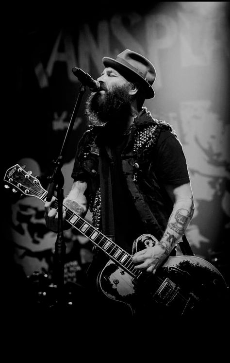 TIM ARMSTRONG Tim Armstrong Rancid, Rancid Wallpaper, Pole Dance Aesthetic, Thug Lifestyle, Band Portraits, Tim Armstrong, Punk Love, Musician Photography, 80s Hair Bands