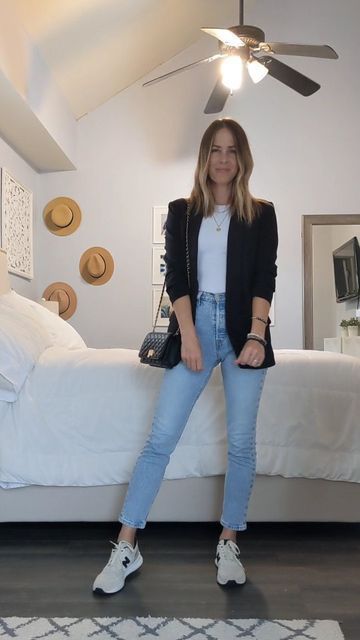 Office Outfit With Sneakers To Work, Business Casual Jeans And Sneakers, Jean Blazer Outfit Work, Office Look With Sneakers, Casual Outfit Sneakers Women, Office Casual Outfit Jeans, Business Casual With Nikes, L.a Outfits, Dress And Sneakers Outfit Work