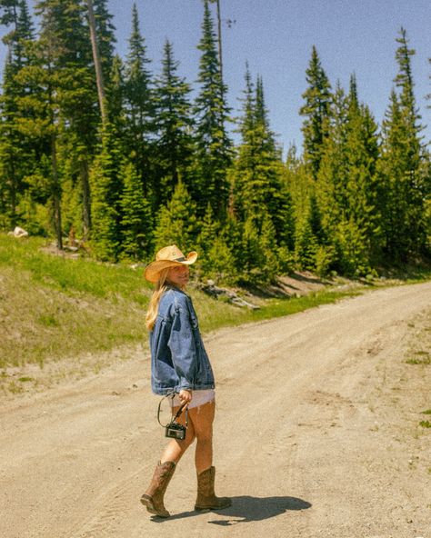 Playin around in Montana Montana Living Aesthetic, Montana Girls Trip, Montana Girl Aesthetic, Summer In Montana, Crunchy Cowgirl, Montana Summer Outfits, Montana Outfits Summer, Montana Fits, Mountain Cowgirl