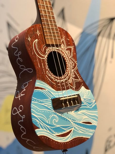 Guitar Painting Aesthetic, Diy Ukulele Paint Ideas, Ukelele Painted Aesthetic, Ukelele Painting Design, Ukulele Art Aesthetic, Custom Ukulele Design, Drawing On Guitar Ideas, Ukulele Design Ideas, Painting Guitar Ideas