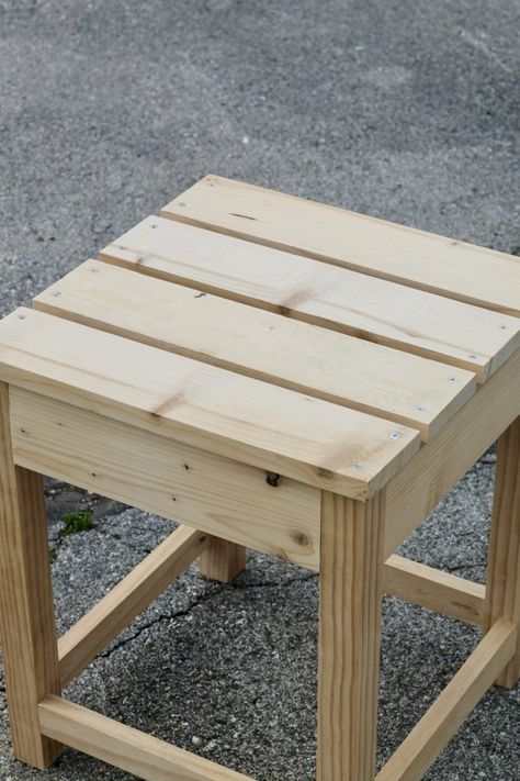 Diy Patio Side Table Wood, Diy Wood Side Table Outdoor, Outdoor Diy Chairs, Outdoor Side Table Diy 2x4, Diy Garden Side Table, Diy Porch Side Table, Outdoor Wooden Side Table, Small Table Diy Wood, Small Patio Coffee Table