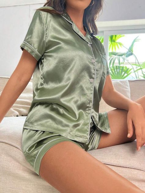 Green Silk Pjs, Green Silk Pajamas, Green Pjs, Pijama Satin, Birthday Sleepover, Pajamas Aesthetic, Sweet Sixteen Dresses, Pijamas Women, Satin Pjs