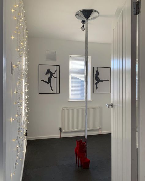 Pole fitness studio at home. Aesthetic Pole Dancing Room, Pole Home Studio, Pole Dance Home Studio, Pole Room Aesthetic, At Home Dance Room, Pole Dance Room Ideas, Home Pole Room, Home Pole Studio Ideas, At Home Pole Studio