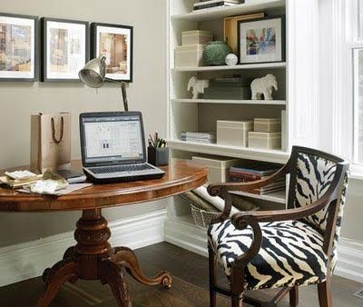 Small Office Decorating Ideas, Small Office Decor, Feminine Home Office, Round Desk, Wooden Office Desk, Feminine Home, Work Office Decor, Best Home Office, Men Tips