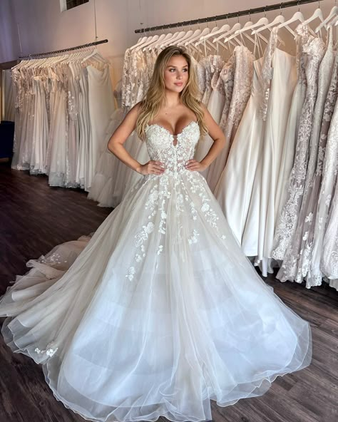 Sweetheart Neckline Ball Gown Wedding Dress, Wedding Dress Ball Gown Sweetheart, White Wedding Dress Strapless, Sleeveless Ball Gown Wedding Dress, Ballgown Wedding Dress With Train, Lace Wedding Dress Poofy, Flowy Ball Gown Wedding Dress, Corset Wedding Ballgown, Beach Ball Gown Wedding Dress