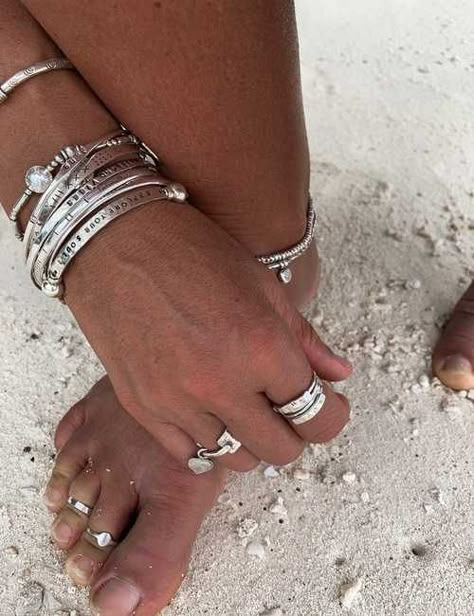 💍🌊🥥 Chunky Silver Jewellery, Silver Jewlery, Dope Jewelry, Chunky Jewelry, Funky Jewelry, Stacked Jewelry, Jewelry Lookbook, Silver Bangle, Affordable Jewelry