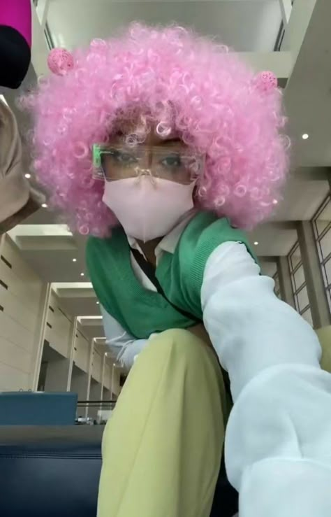 Saiki K Halloween Costume, Saiki K Costume, Black Anime Cosplay, Afro Cosplay, Saiki Cosplay, Poc Cosplay, Pink Afro, Black Cosplayers, Black Cosplay