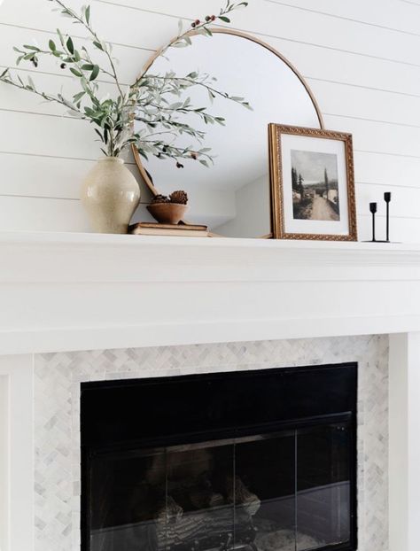 Everyday Mantle Decor, Boho Mantle, Simple Mantel Decor, Fireplace Mantels Decor, Small Mantle Decor, Simple Mantle Decor, Simple Mantle, Mantle Decorating Ideas, Modern Mantle