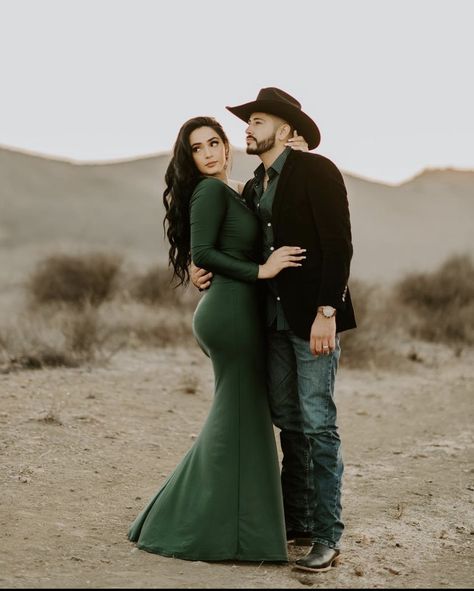 Vaquera Wedding Outfit, Quinceanera Family Outfits, Chambelanes Vaqueros Outfits Green, Wedding Vaquero, Emerald Dress Engagement Pictures, Western Photoshoot Family, Western Dress Couple Photoshoot, Vaquero Prom Outfit, Ranchera Wedding