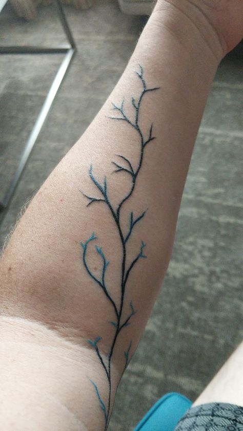 Inkvein Tatoo, Ink Vein with cyan emerging. Tatoo is dimensional with raised veins. Vein Tattoos Arm, Vein Tattoos, Veins Tattoo, Dragon Reference, Cactus Tattoos, Red Tattoo Ideas, Tattoos Cool, Cactus Tattoo, Tattoo Design Hand