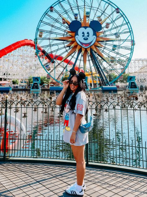 cute summer outfits for theme parks when its hot 🥵 oversized tee, biker shorts and sneakers Disney Day Outfits, Theme Park Fits, Disneyland Picture Ideas, Park Poses, Park Fits, Pixar Pier, Disney Picture Ideas, Oversized Shirt Outfit, Photographer Outfit