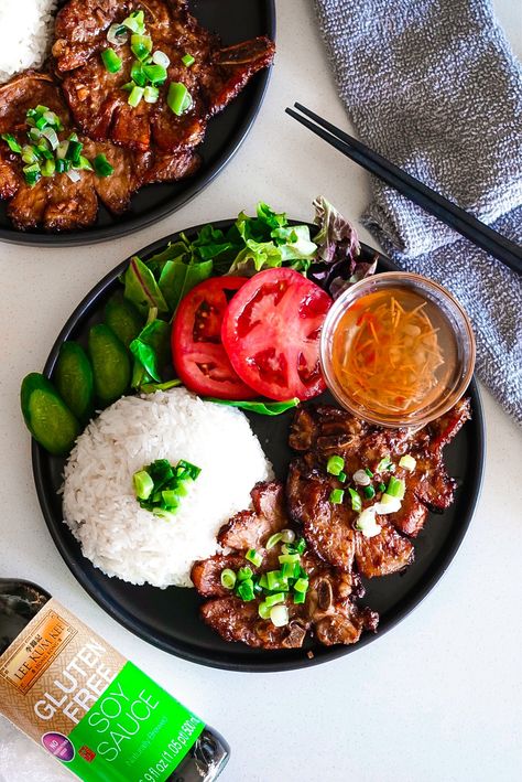 Com Suon Nuong Recipe, Beef Vermicelli Bowl, Vietnamese Vermicelli Bowl, Kohakutou Candy, Vietnamese Vermicelli, Vermicelli Bowl, Beef Vermicelli, Frying Pan Recipes, Quick Buns