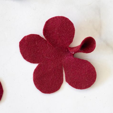 Felt Flower Patterns Free, Felt Flowers Patterns Templates Free Printable, Felt Gifts Diy, Felt Flowers Diy Easy, Small Felt Flowers Diy, Felt Roses Diy, Felt Rose Pattern, How To Make Felt Flowers, Diy Leather Rose