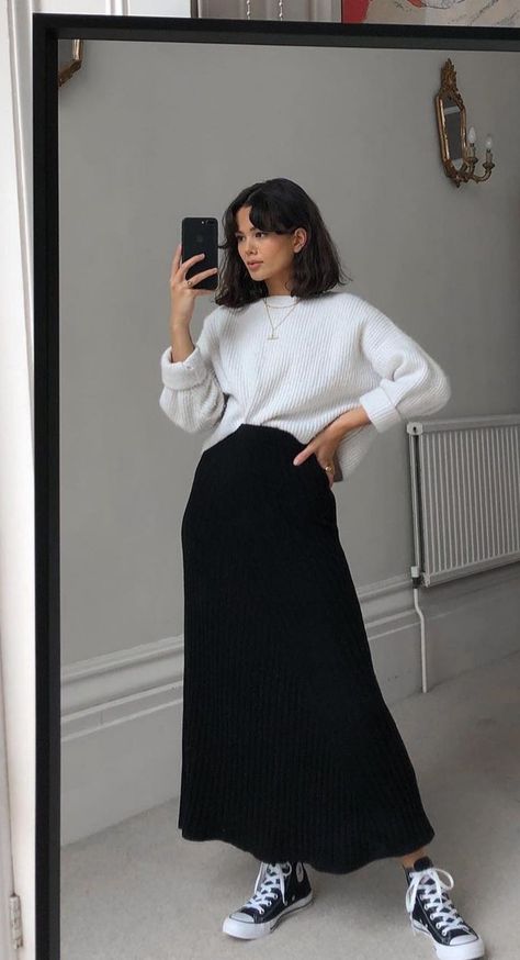 Smart Casual Long Skirt Work Outfits, Autumn Outfits With Skirts Long, Fall Long Black Skirt Outfits, Long Black Midi Skirt Outfit, Outfits With Long Black Skirts Summer, Midi Skirt With Sneakers Street Style, Long Flowy Skirt Outfit Winter, Black Maxi Skirt Outfit 2023, Sweatshirt Long Skirt Outfits