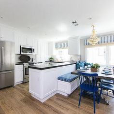 White Kitchen Peninsula, Blue And White Cottage, Built In Dining Bench, White Cottage Kitchens, White Cottage Kitchen, Dining Table Seating, Small Peninsula, Lakehouse Kitchen, Peninsula Kitchen