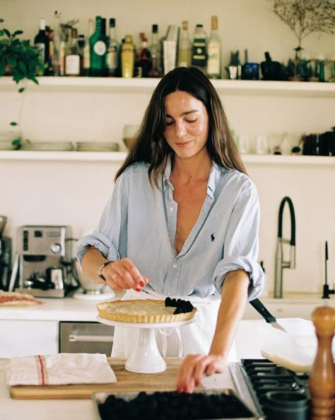 Eleonore Toulin (@eleonoretoulin) • Instagram photos and videos Cookbook Author Photos, Meal Prep Photoshoot, Kitchen Photoshoot Woman, Cooking Influencer, Blackberry Tart Recipe, Cooking Photoshoot, Frozen Photography, Eleonore Toulin, Blackberry Tart