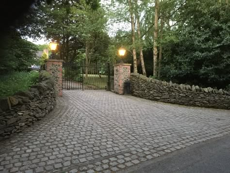 Prom Dress Makeup, Gate And Fence Ideas, Entrance Gates Driveway, Driveway Entrance Landscaping, Farm Entrance, Pedestrian Gate, Easter Decoration Ideas, Door Aesthetic, Gates And Railings