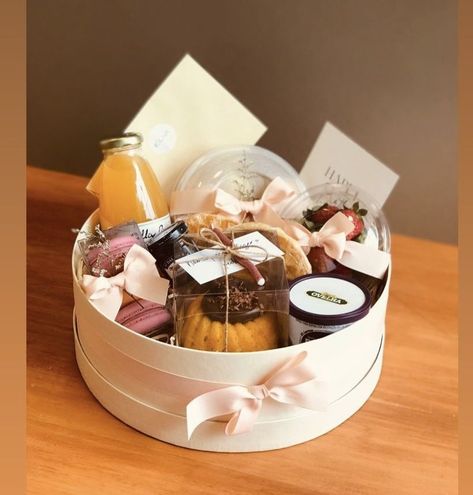 Employee Gift Ideas, Breakfast Basket, Breakfast Gift, Catering Ideas Food, Dessert Boxes, Gifts Wrapping Diy, Christmas Hamper, Gift Box Design, Idul Fitri