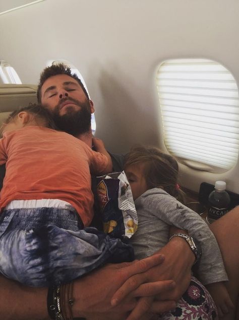 Sleeping on the plane Chris Hemsworth Kids, Avengers Black Widow, Christopher Hemsworth, Hemsworth Brothers, Famous Kids, Chris Hemsworth Thor, Elsa Pataky, The Perfect Man, Liam Hemsworth