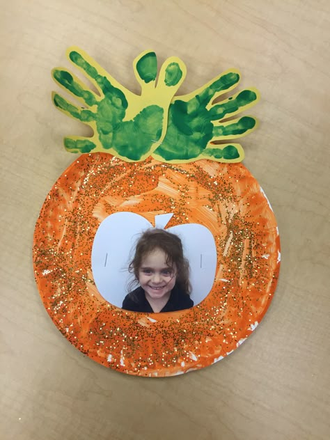 Fall Art For Toddlers October, Fall Pre K Art Projects, Create A Pumpkin Craft, Cute Pumpkin Crafts Preschool, Fall Prek Craft Ideas, Fall Crafts September, Preschool Arts And Crafts Fall, Fall Activity Kindergarten, Photo Craft Preschool