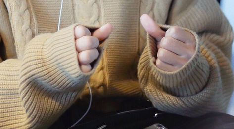 Sweater Paws Aesthetic, Louis Tomlinson Sweater Paws, Albino Girl, Harry Pictures, Paw Drawing, Hands Reference, Kieta Hatsukoi, All Falls Down, You Broke Me