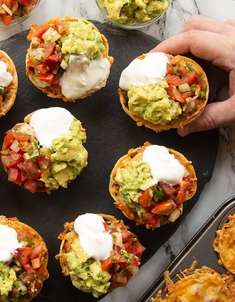 These Mini Burritos are made in an edible tortilla bowl - they're perfect finger food, fun to make and bursting with flavour! #burrito #tortilla #texmex | www.dontgobaconmyheart.co.uk Mini Bites Appetizers, Finger Buffet, Mini Burritos, Mexican Finger Foods, Mexican Food Recipes Appetizers, Mexican Party Food, Tortilla Cups, Tortilla Bowls, Mexican Appetizers