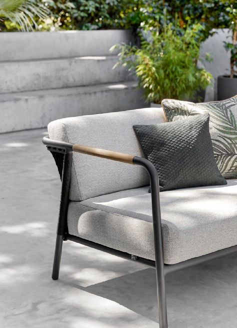 Modern Outdoor Sofas, Terrace Furniture, Metal Outdoor Furniture, Metal Sofa, Luxury Outdoor Furniture, Iron Chair, Metal Furniture Design, Outdoor Patio Ideas, Durable Furniture