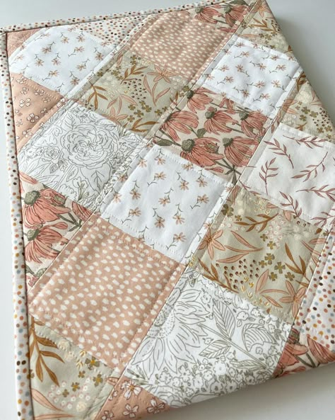 Easy Quilt For Beginners, Quilt Fabric Ideas, Simple Quilting Projects, Quilt Neutral Colors, Vintage Floral Quilt, Sewing Projects Quilts, Color Combinations For Quilts, Quilt Patterns Vintage, Quilt Blanket Pattern