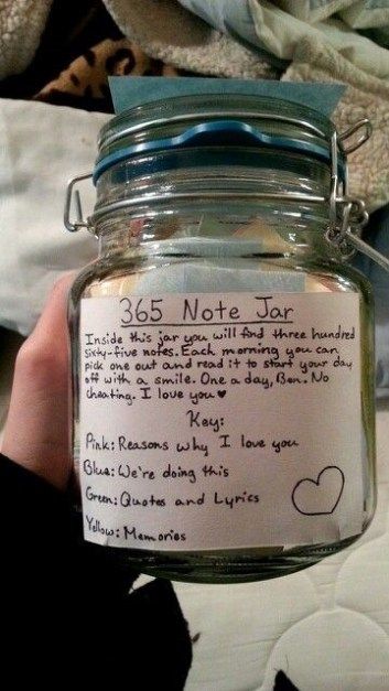 These DIY Valentine's gifts for boyfriends are so cute! 5 Senses Gift For Boyfriend, 365 Note Jar, Gifts For Boyfriend Long Distance, Diy Valentine Gifts For Boyfriend, 365 Jar, Saint Valentin Diy, Birthday Boyfriend, Valentines Bricolage, Birthday Recipes