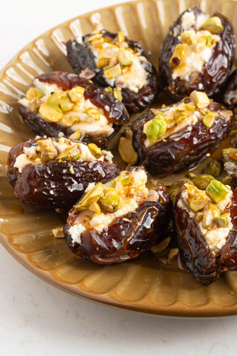 These goat cheese stuffed dates are the perfect sweet and salty appetizer that come together in 15 minutes with 4 ingredients. Dates Goat Cheese, Dates With Goat Cheese, Goat Cheese Stuffed Dates, Cheese Stuffed Dates, Goat Cheese Honey, Atkins Snacks, Crushed Pistachios, Stuffed Dates, Easy Guacamole