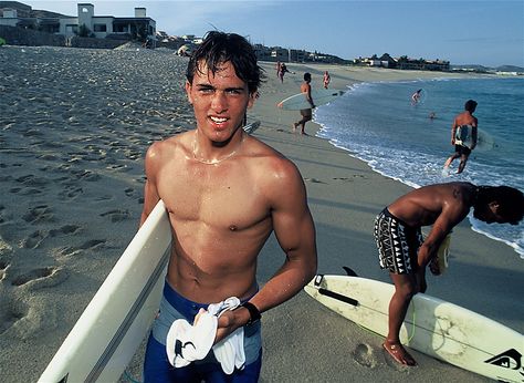 Kelly Slater Young, Surfer Boy Aesthetic, Slater Young, Surfer Guys, 90s Surf, World Surf League, Daughter Of Poseidon, Surfer Boys, Funny Pfp