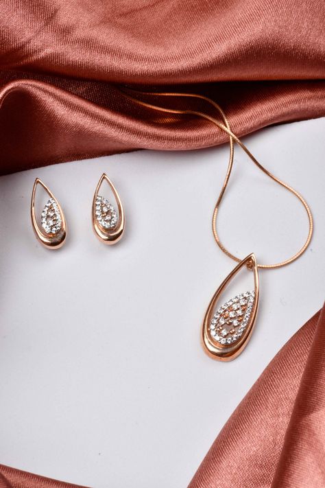 Pandant Earring Set In Gold, Diamond Jewellery Photography, Dimond Earrings, Rose Gold Jewelry Set, Indian Gold Necklace Designs, Unique Gold Jewelry Designs, Pendent Set, Neck Pieces Jewelry, Diamond Pendent