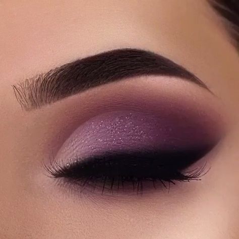 Prom Eyeliner, Quinceanera Makeup, Purple Makeup Looks, Purple Eye Makeup, Eyebrow Eyeshadow, Purple Makeup, Eye Makeup Steps, Eye Makeup Designs, Makijaż Smokey Eye