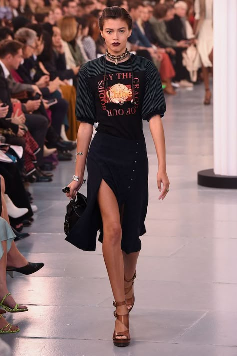 STYLECASTER | Paris Fashion Week Runways Summer Fashion Show Outfits, Summer Runway Fashion, Paris Fashion Week Outfits, Runway Streetwear, Paris Fall Fashion, Summer Fashion Week, Korean Fashion Week, Chloe Fashion, Paris Fashion Week Runway