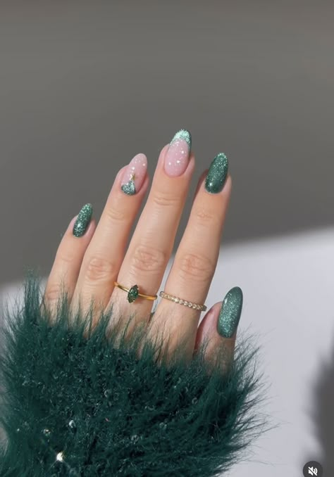 Velvet Nails, Green Nail Designs, Christmas Nails Easy, Cat Eye Nails, Festival Nails, New Year's Nails, Xmas Nails, Christmas Nail Designs, Christmas Nail