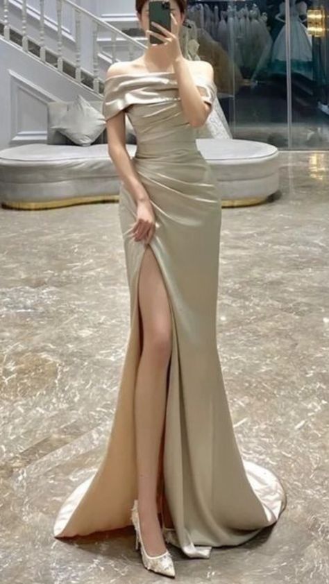 Bodycon Gown Long Classy, Evening Dresses For Weddings Classy, Classy Prom Dresses Long, Gala Dinner Outfit, Long Gown Elegant, Classy Dinner Outfits, Classy Dinner, Classy Gowns, Simple Frocks