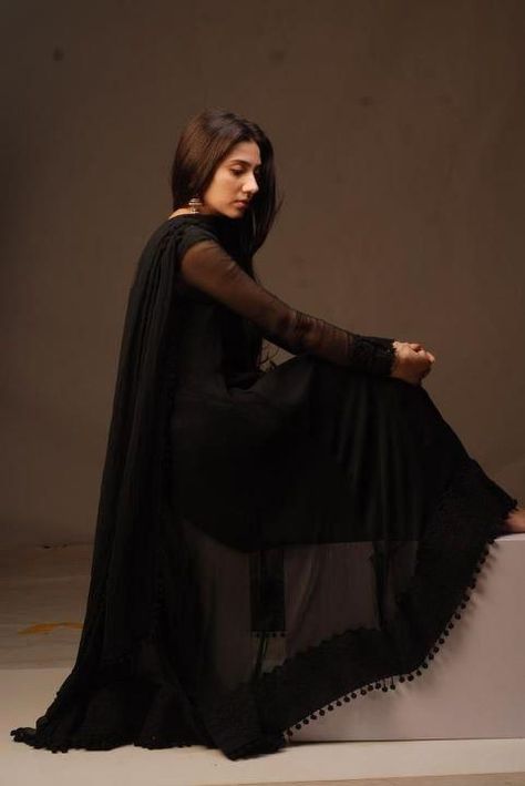 Black Georgette Kurti, Mahira Khan Dresses, Georgette Anarkali, Anarkali Dress Pattern, Mahira Khan, Pakistani Fashion Casual, Pakistani Dresses Casual, Kurti Designs Party Wear, Designer Party Wear Dresses