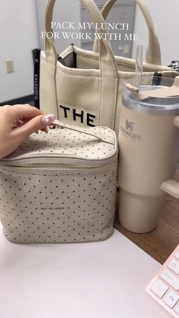 Lunch Packing Aesthetic, Lunch Box Cute Aesthetic, Y2k Lunch Bag, Lunch Box With Bag, Aesthetic Lunch Bag For School, School Lunch Bag Aesthetic, Beige Lunch Bag, Pack Lunch Aesthetic, Pack Work Bag